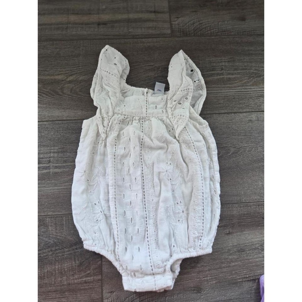 Old navy baby girl romper 12-18‎ mos